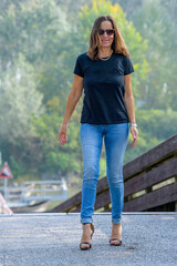 Fototapeta premium Bella Donna ritratto all'aperto nel traffico 