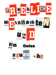 Geklepte Buchstaben "Fröhliche Weihnachten und ein gutes neues Jahr" auf weißem Hintergrund.