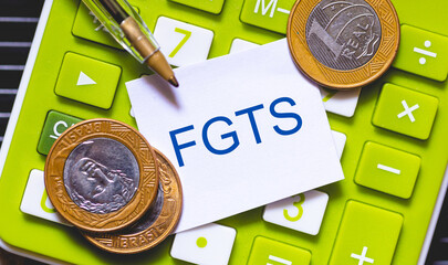 As iniciais FGTS de Fundo de Garantia do Tempo de Serviço escritas em um pedaço de papel sobre...