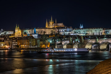 Fototapeta na wymiar Charles bridge and Vltava river with castle view in Prague