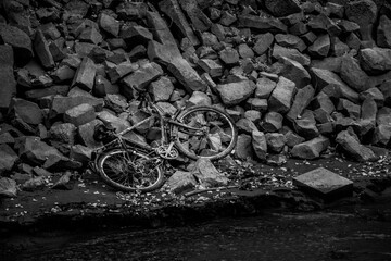 Schrott Fahrrad am Wrack des Aalschokkers Conny am Silbersee in Dormagen