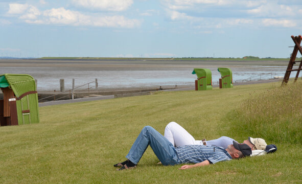 grasstrand auf der insel  pellworm