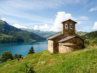 Lake of the Passo and church on the path.