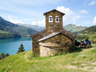 Lake of the Passo and church on the path.