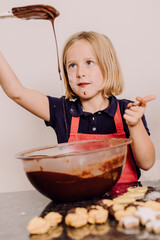 mädchen beim backen in der küche