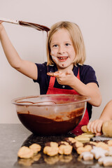 mädchen beim backen in der küche