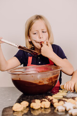 mädchen beim backen in der küche