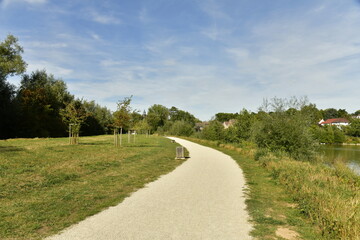 Fototapeta na wymiar Chemin en gravier beige pour la promenade en pleine nature au parc du Paradis à Braine l'Alleud en Brabant Wallon 