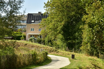 Chemin en gravier beige pour la promenade en pleine nature au parc du Paradis &agrave; Braine l'Alleud en Brabant Wallon 