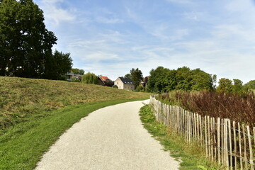 Chemin en gravier beige pour la promenade en pleine nature au parc du Paradis à Braine l'Alleud en Brabant Wallon 