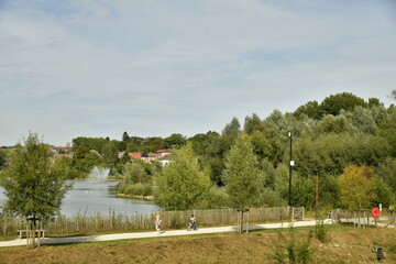 Le lac principal entouré de bois au parc du Paradis à Braine l'Alleud 