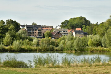 Fototapeta na wymiar Lotissement résidentiel émergeant de la végétation luxuriante du parc du Paradis à Braine l'Alleud en Brabant Wallon 