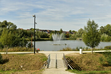 L'un des pont enjambant le ruisseau et la fontaine du lac principal du parc du Paradis à Braine...