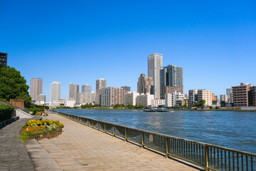 東京都中央区の隅田川沿い 隅田川テラス 勝鬨橋付近