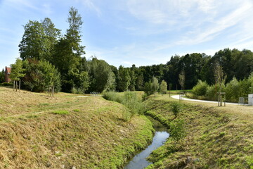 Petit ruisseau dans un fossé au parc du Paradis à Braine l'Alleud en Brabant Wallon 