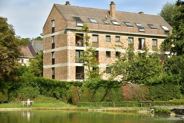 Lotissement résidentiel moderne en pleine nature au bord d'un étang paisible au parc du Paradis à Braine l'Alleud en Brabant Wallon
