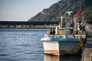 Fototapeta na wymiar 漁港に停泊している漁船