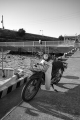 港に停められた古いバイク