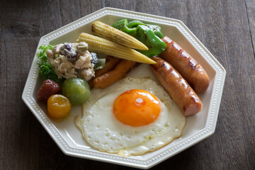 目玉焼きとソーセージの朝食プレート