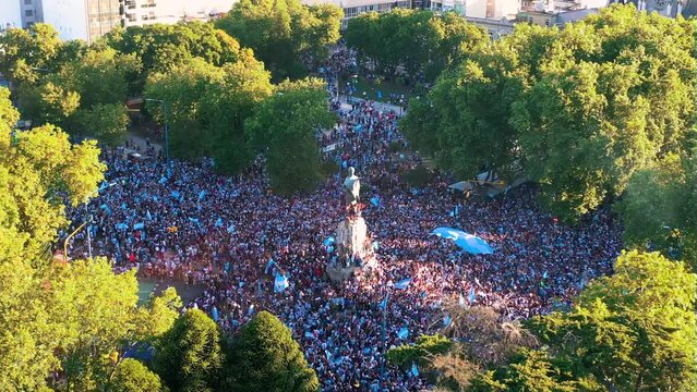 Celebraci&oacute;n Argentina Campeon Mundial 2022 Catar, Festejo en el Monumento a San Martin en Mar del Plata, futbol, Dron, Drone	