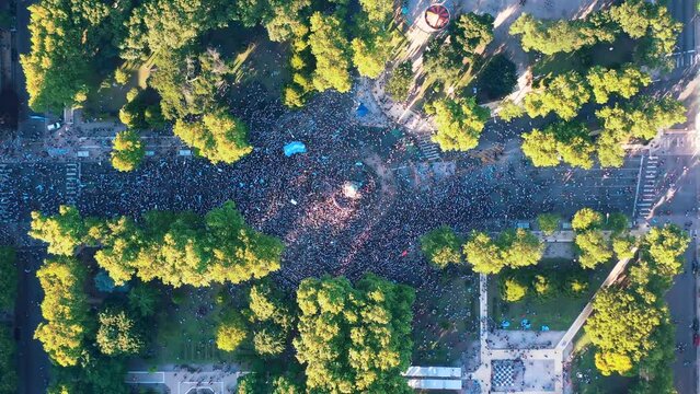 Celebraci&oacute;n Argentina Campeon Mundial 2022 Catar, Festejo en el Monumento a San Martin en Mar del Plata, futbol, Dron, Drone