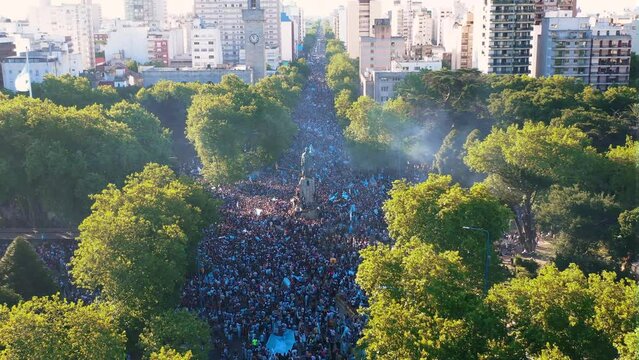 Celebraci&oacute;n Argentina Campeon Mundial 2022 Catar, Festejo en el Monumento a San Martin en Mar del Plata, futbol, Dron, Drone