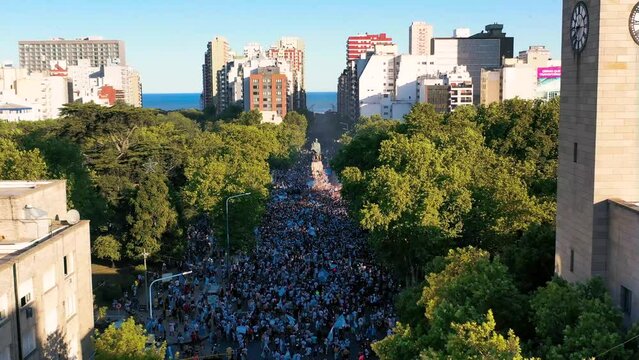 Celebraci&oacute;n Argentina Campeon Mundial 2022 Catar, Festejo en el Monumento a San Martin en Mar del Plata, futbol, Dron, Drone