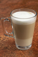 tasse de cappuccino en gros plan sur une table	