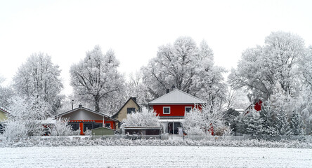 Dorf-Ansicht im Winter mit rauhreif bedeckte H&auml;user und B&auml;ume (R&uuml;dow bei Kyritz- Ostprignitz)
