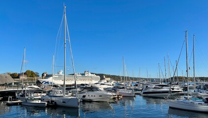 Naklejka premium Boats and cruise ship docked in the harbor of Oslo in Norway