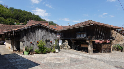 Fototapeta na wymiar Hórreo tradicional de Soto de Agues, Asturias