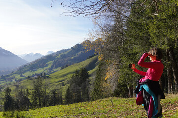 Randonneuse face au soleil