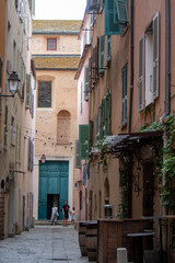 Fototapeta na wymiar Étroite ruelle dans la citadelle de Bastia