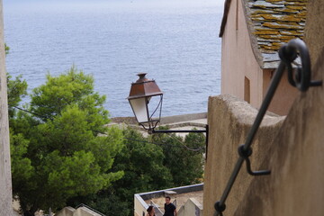 Lanterne &eacute;clairant des escaliers face &agrave; la M&eacute;diterran&eacute;e