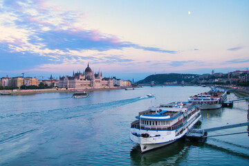 atardece junto al Danubio, con vistas al parlamento de Budapest