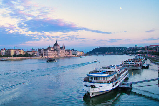 atardece junto al Danubio, con vistas al parlamento de Budapest