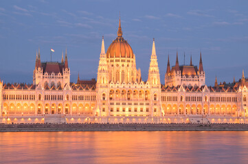 Fototapeta na wymiar Anochecer frente al parlamento de Budapest