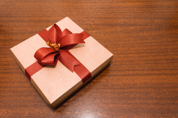 Caixa decorada para presente em cima de uma mesa