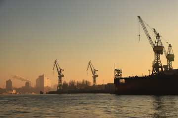 Wintermorgen im Hamburger Hafen; Blick vom Anleger Altona auf Steinwerder und HafenCity