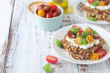 Sandwiches with cherry tomatoes and cottage cheese