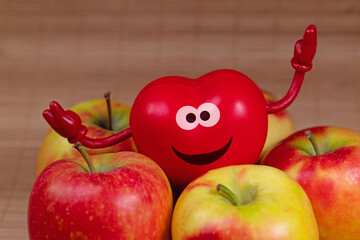 Äpfel und Herz mit lachendem Gesicht