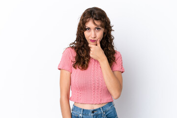 Obraz premium Young woman with curly hair isolated on white background thinking