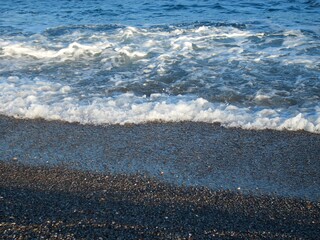 Spuma di mare sulla riva.