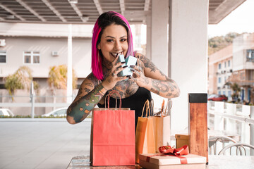 Mulher tatuada se divertindo com as compras