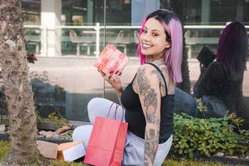 Mulher tatuada se divertindo com as compras