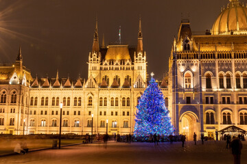 Fototapeta na wymiar Hungarian pairlament with christmas tree