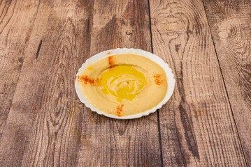 The basic recipe for hummus is a mixture of cooked chickpeas with tahini, garlic and lemon juice in variable proportions