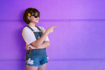 Menina se divertindo na rua da cidade durante o dia.  Fazendo poses. Estilo de vida.