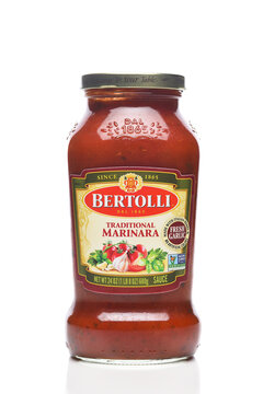 IRIVNE, CALIFORNIA - 23 DEC 2022: A Bottle of Bertolli Traditional Marinara Sauce.