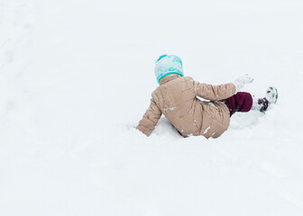 Fototapeta na wymiar natural light. snow, frost, the child fell. severe bruising.